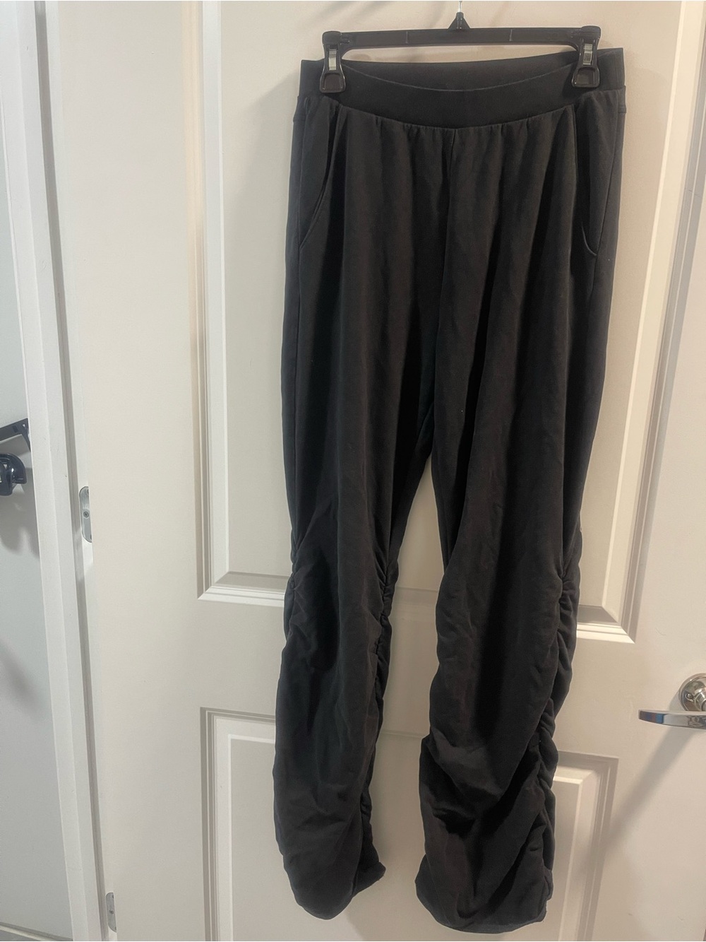 ALO Yoga Women’s Black Ruched Joggers Have Flawed Have Hole